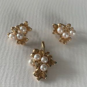 Grapevine pearl and diamond earrings and pendant.